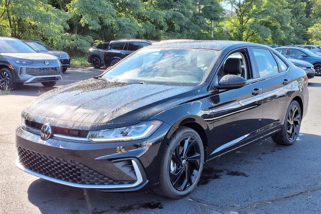 2025 Volkswagen Jetta SE photo 1