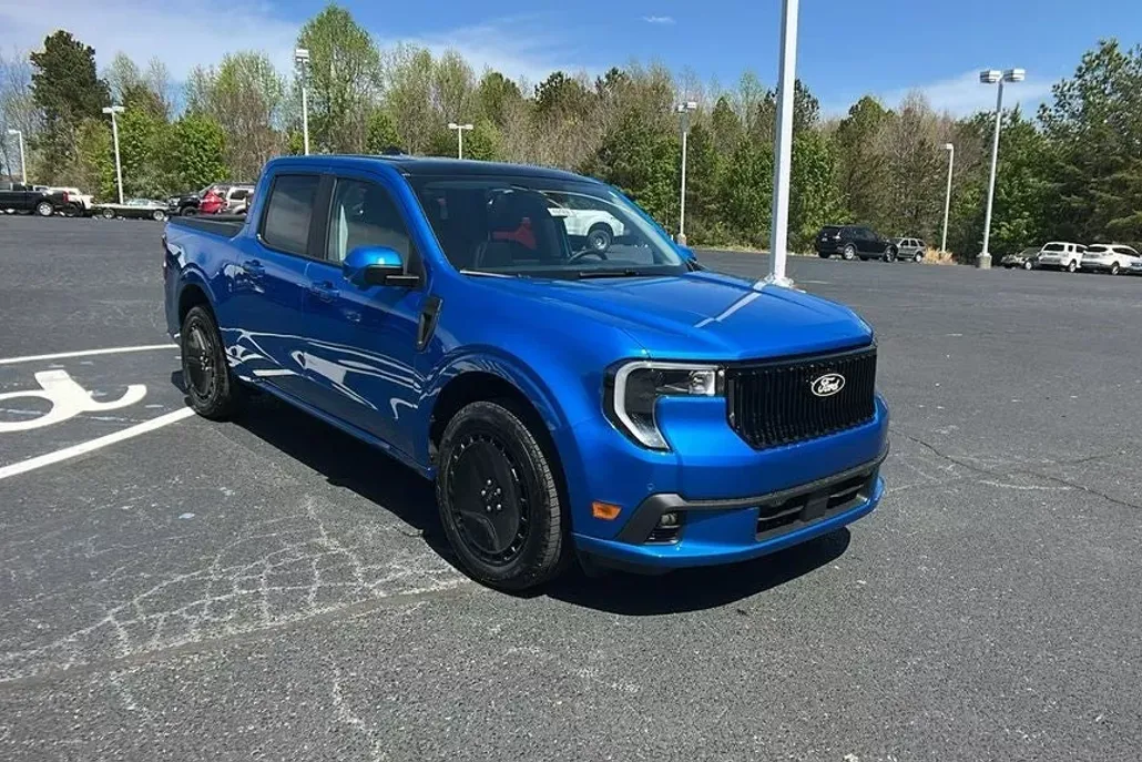 2025 Ford Maverick photo 1