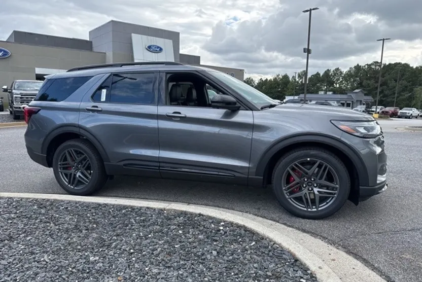 2025 Ford Explorer ST photo 1