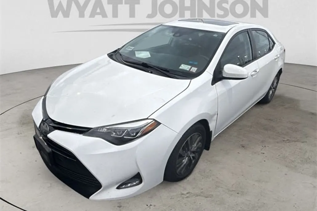 2017 Toyota Corolla XLE photo 1