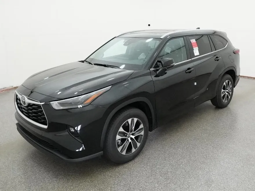 2025 Toyota Highlander XLE photo 1