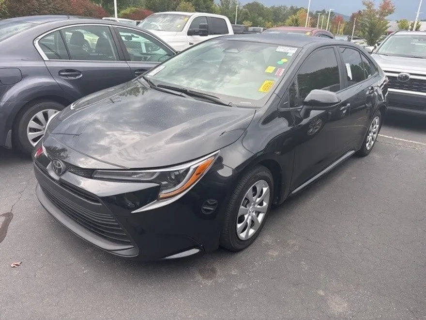 2024 Toyota Corolla LE photo 1