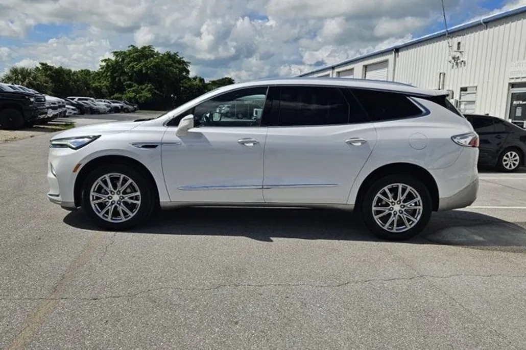 2022 Buick Enclave Essence photo 1