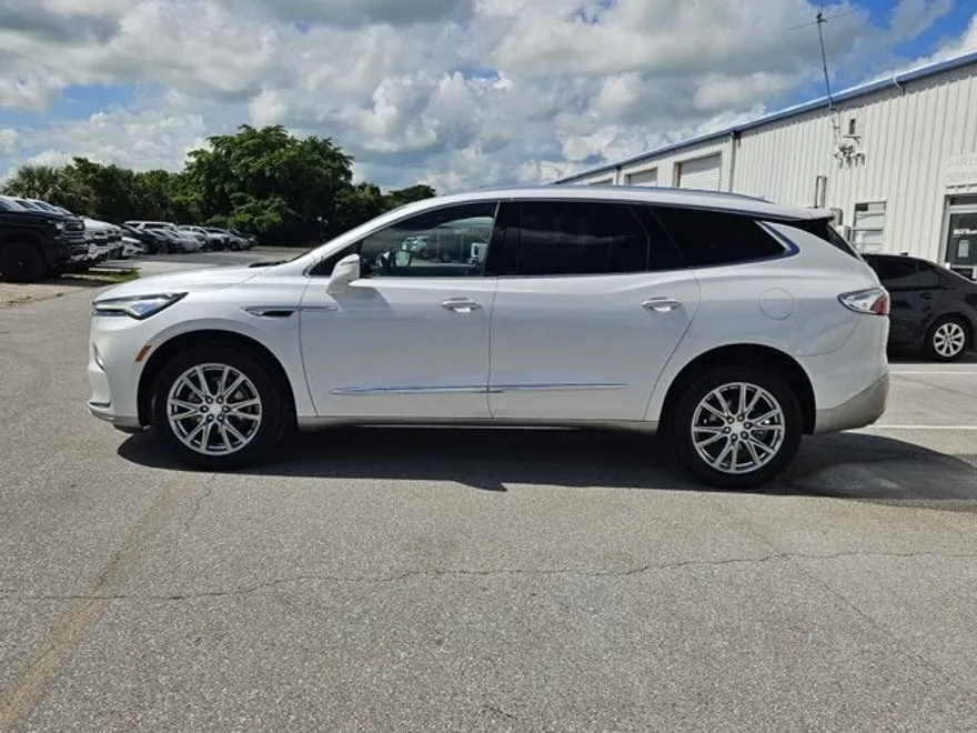 2022 Buick Enclave Essence photo 1