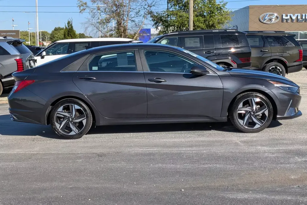 2021 Hyundai Elantra SEL photo 1