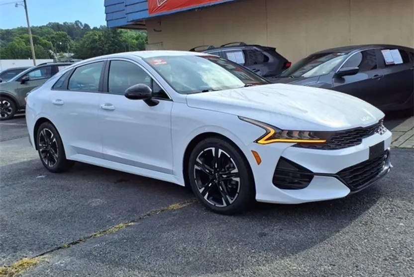 2022 Kia K5 GT-Line photo 1