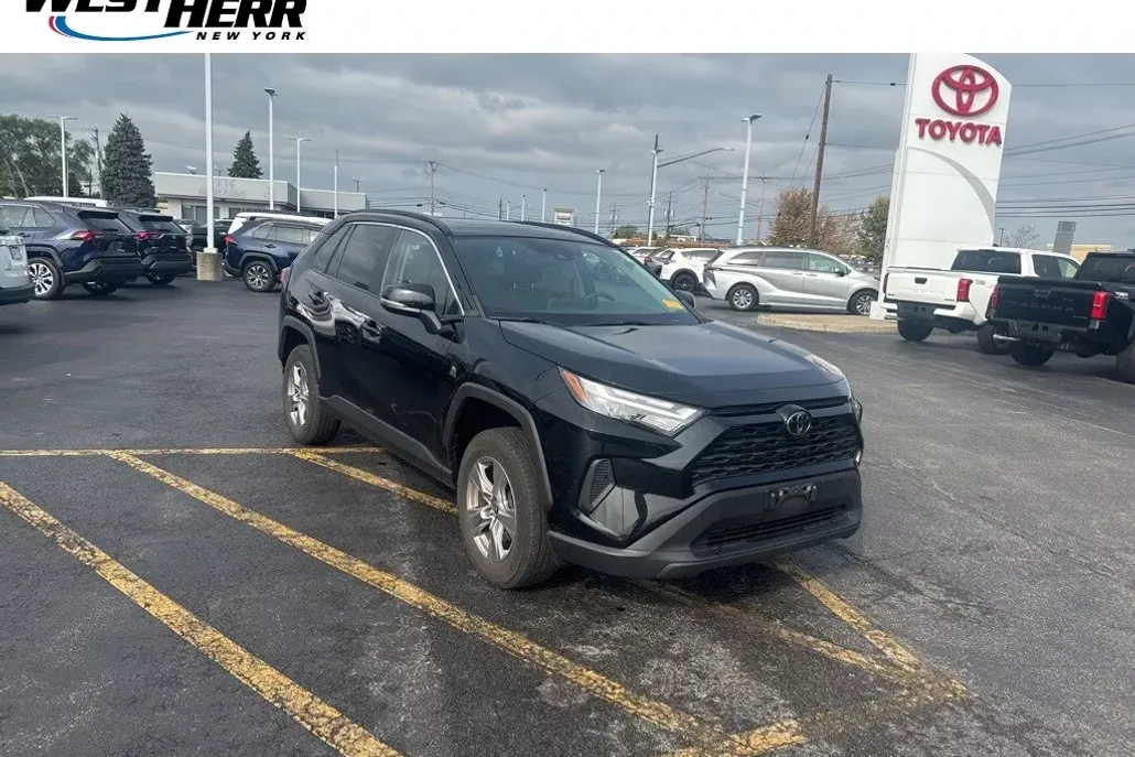 2022 Toyota RAV4 XLE photo 1