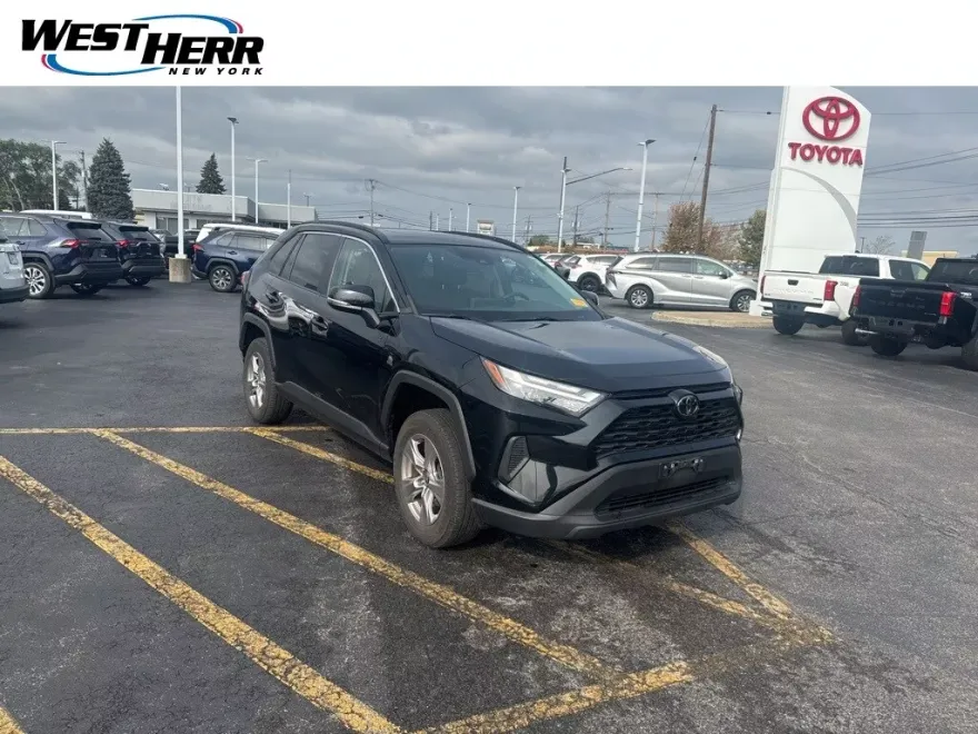 2022 Toyota RAV4 XLE photo 1