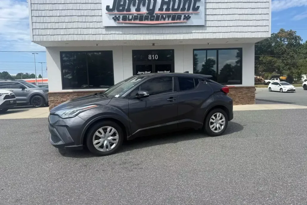2020 Toyota C-HR LE photo 1