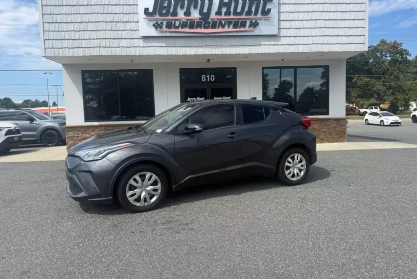 2020 Toyota C-HR LE photo 1