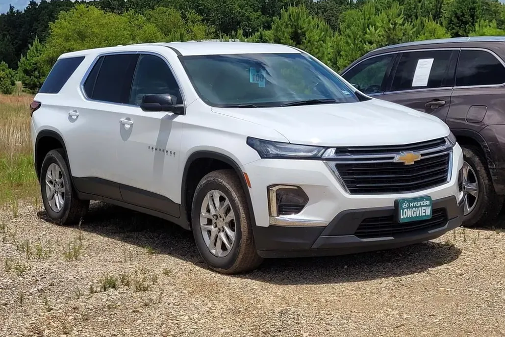 2023 Chevrolet Traverse LS photo 1