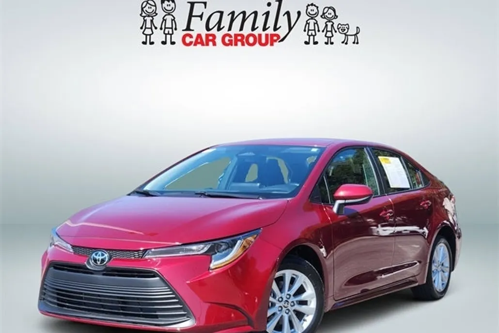 2025 Toyota Corolla LE photo 1