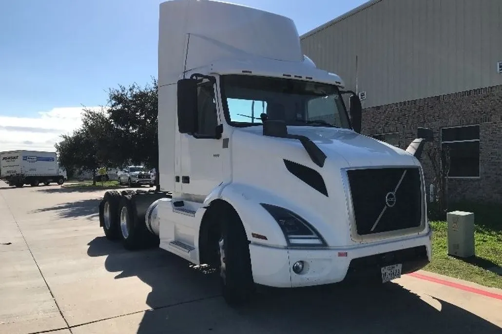 2020 Volvo Truck VNR photo 1