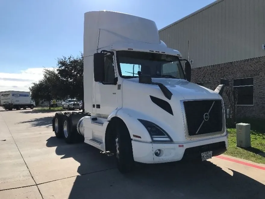 2020 Volvo Truck VNR photo 1