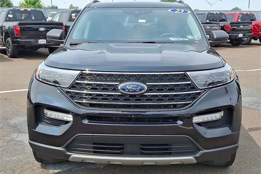 2023 Ford Explorer XLT photo 1