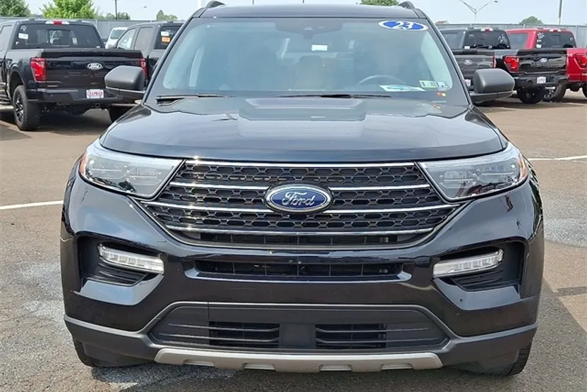2023 Ford Explorer XLT photo 1