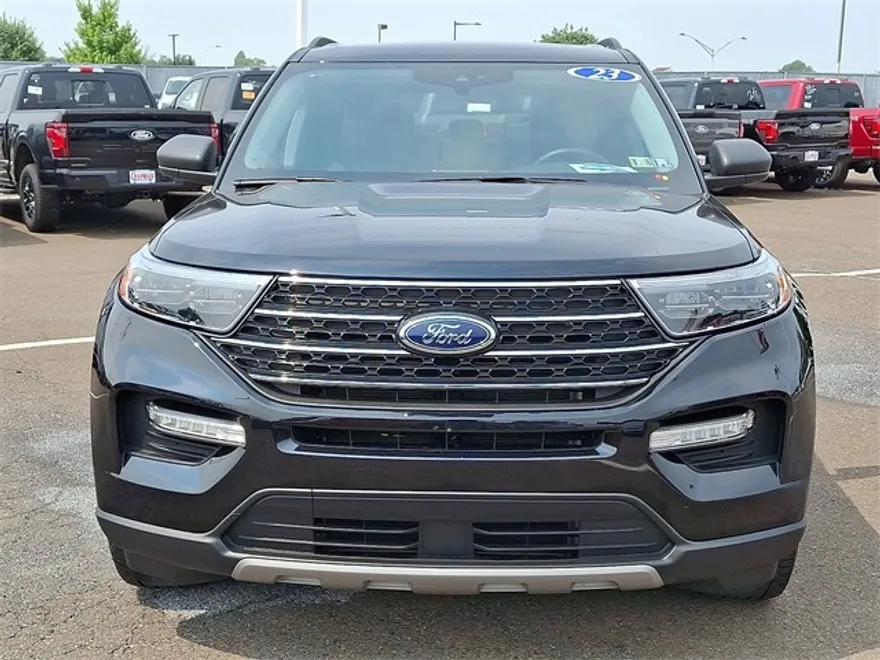 2023 Ford Explorer XLT photo 1
