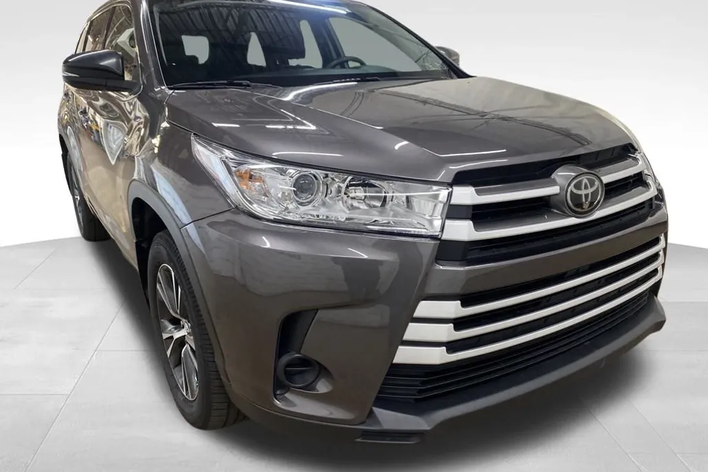2018 Toyota Highlander LE photo 1