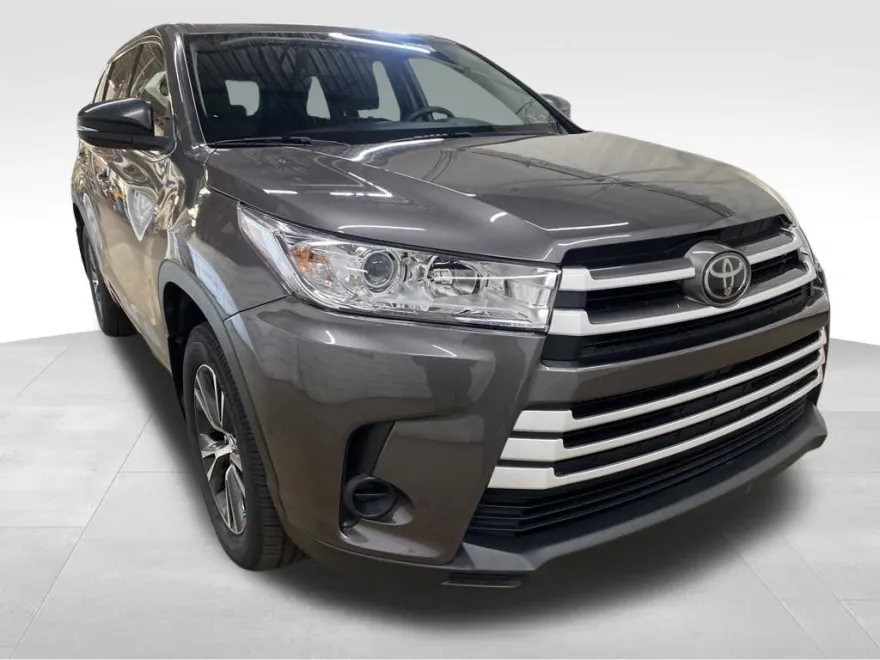 2018 Toyota Highlander LE photo 1