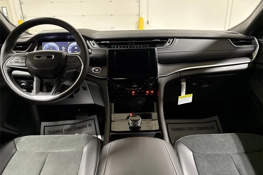 2025 Jeep Grand Cherokee Altitude photo 1