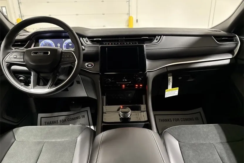 2025 Jeep Grand Cherokee Altitude photo 1