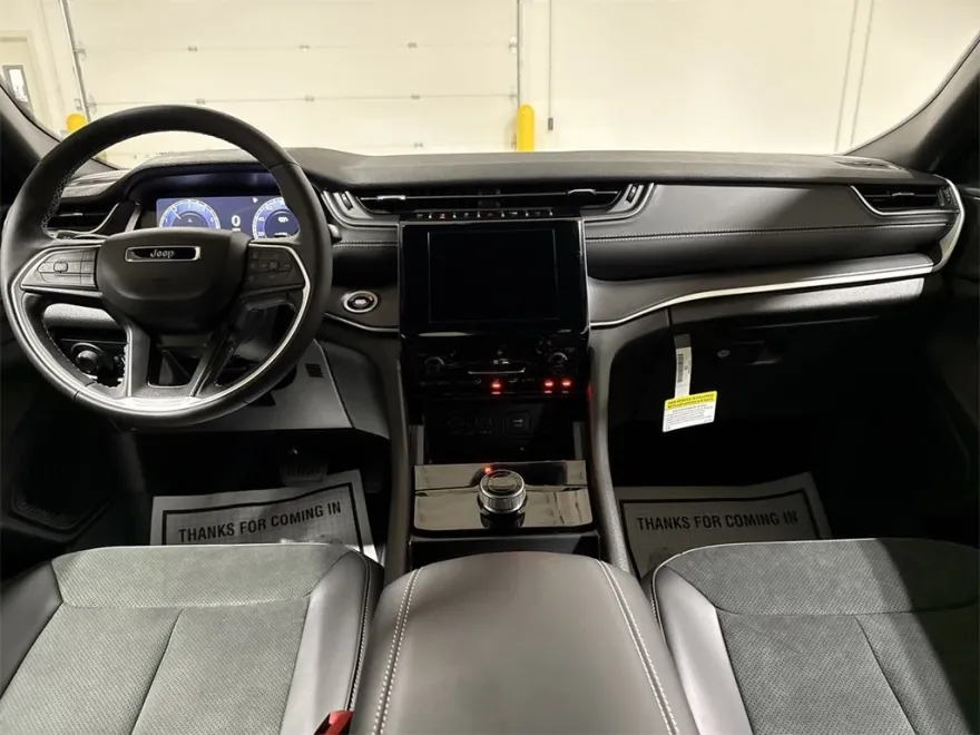 2025 Jeep Grand Cherokee Altitude photo 1