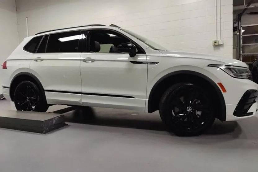 2024 Volkswagen Tiguan SE R-Line Black photo 1