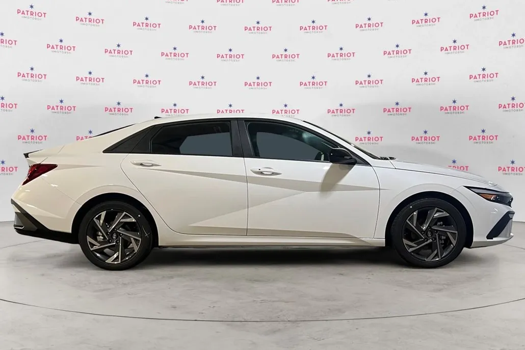 2025 Hyundai Elantra SEL Sport photo 1