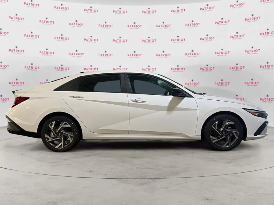 2025 Hyundai Elantra SEL Sport photo 1