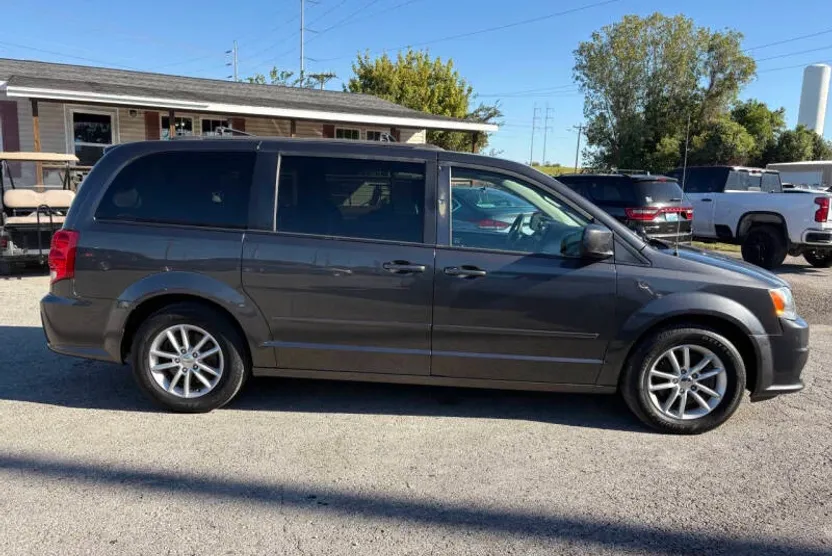2016 Dodge Grand Caravan SXT photo 1