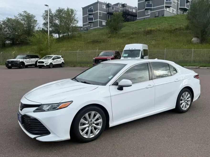 2019 Toyota Camry LE photo 1
