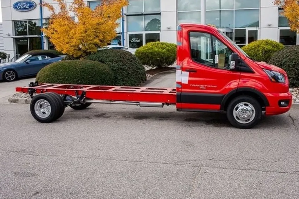 2024 Ford Transit Cutaway photo 1