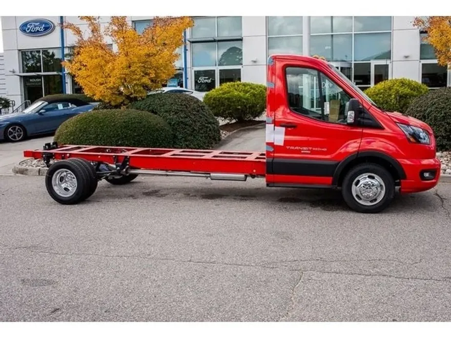 2024 Ford Transit Cutaway photo 1