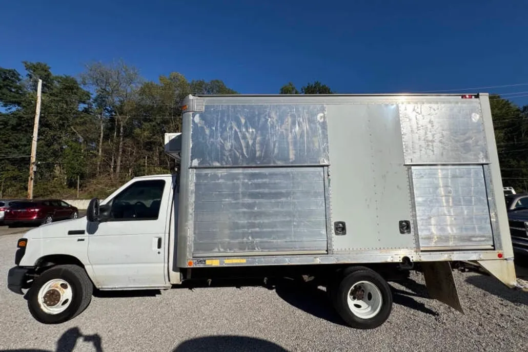 2010 Ford E-450 photo 1