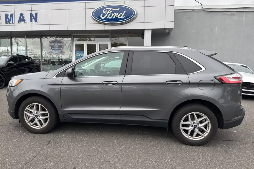 2022 Ford Edge SEL photo 1