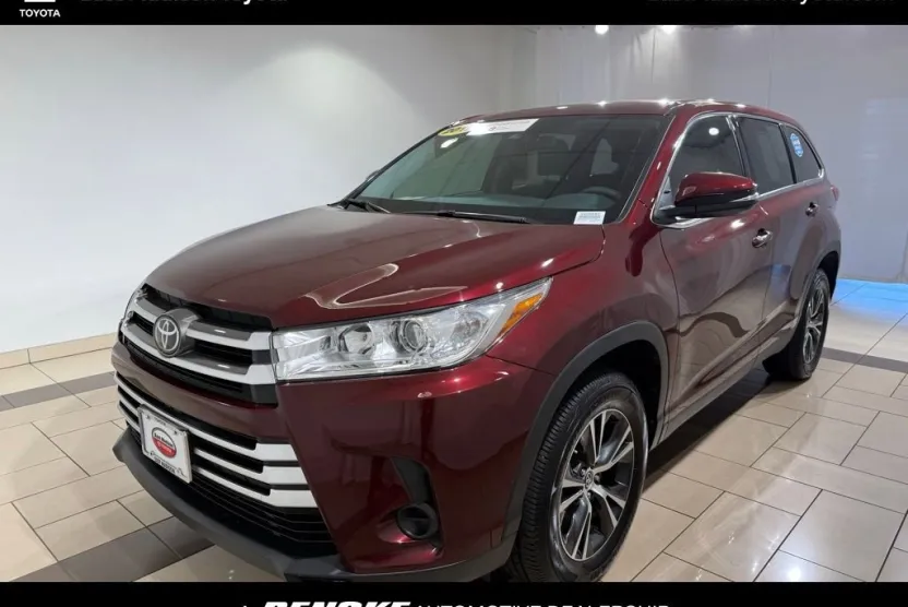 2019 Toyota Highlander LE photo 1