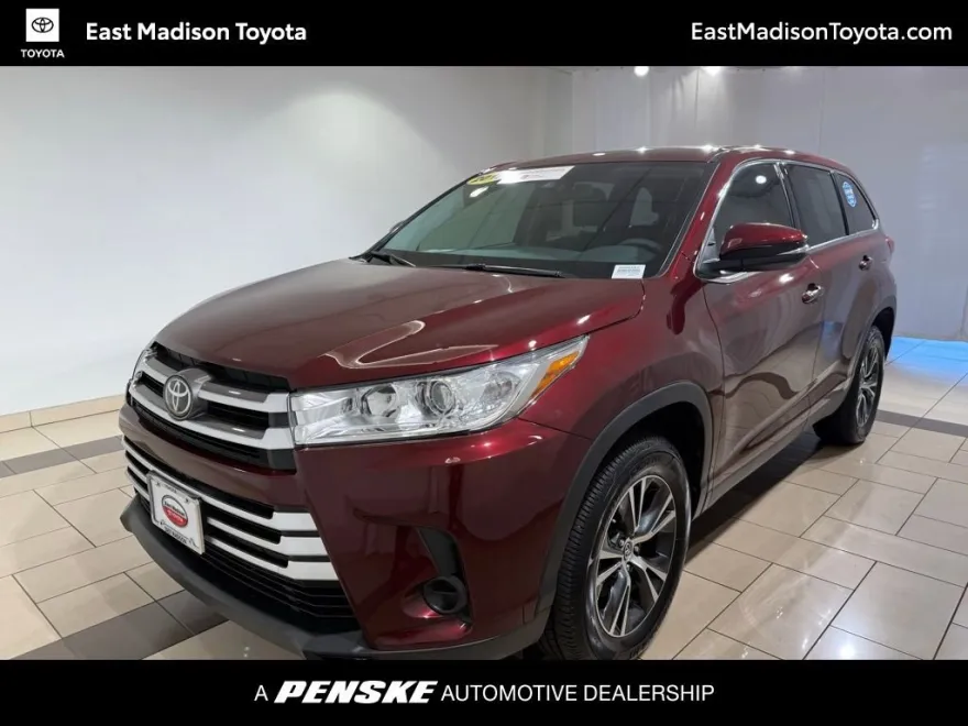 2019 Toyota Highlander LE photo 1