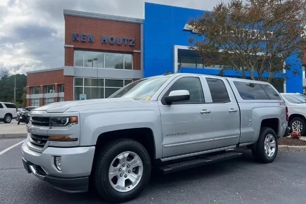 2018 Chevrolet Silverado 1500 LT photo 1