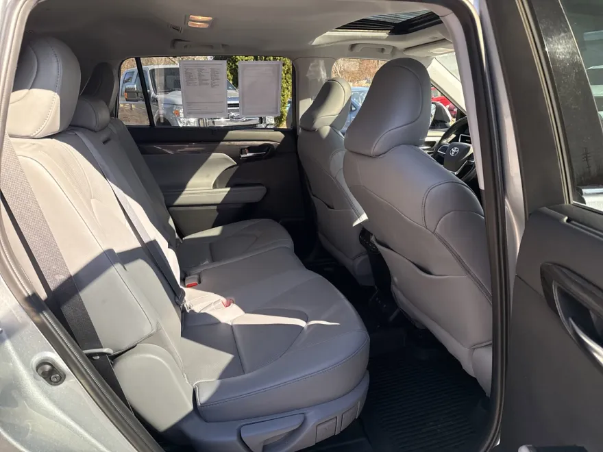 2020 Toyota Highlander Limited photo 1