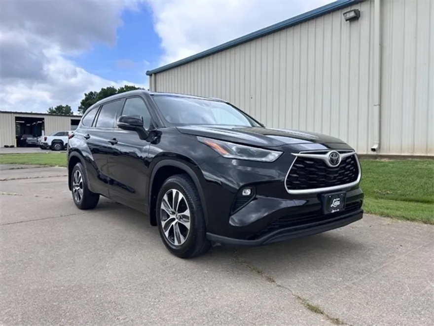 2021 Toyota Highlander XLE photo 1