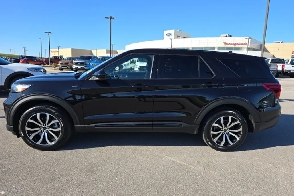 2022 Ford Explorer ST-Line photo 1