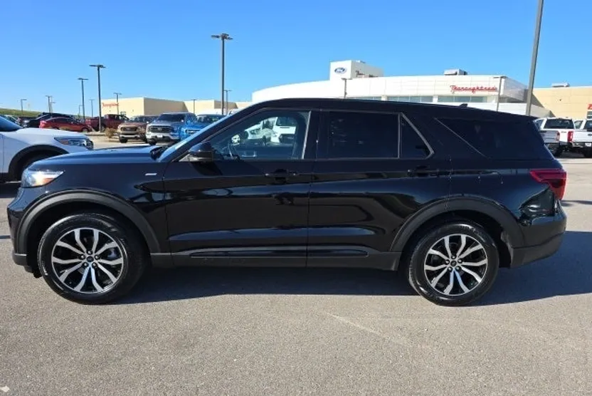 2022 Ford Explorer ST-Line photo 1