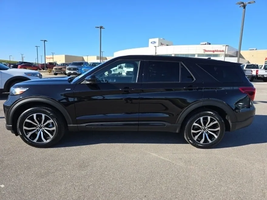 2022 Ford Explorer ST-Line photo 1