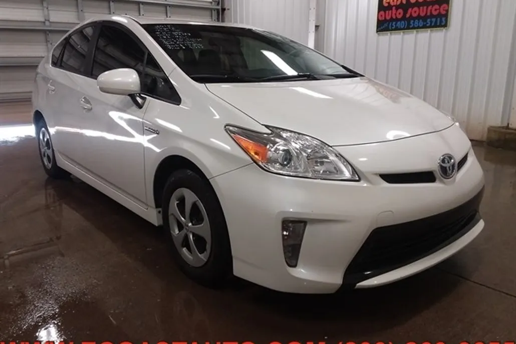 2015 Toyota Prius Four photo 1
