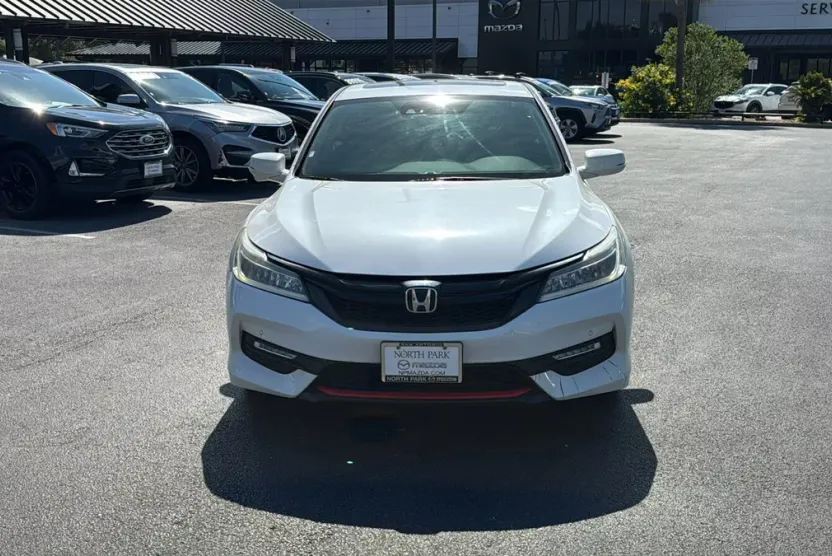 2017 Honda Accord Touring photo 1