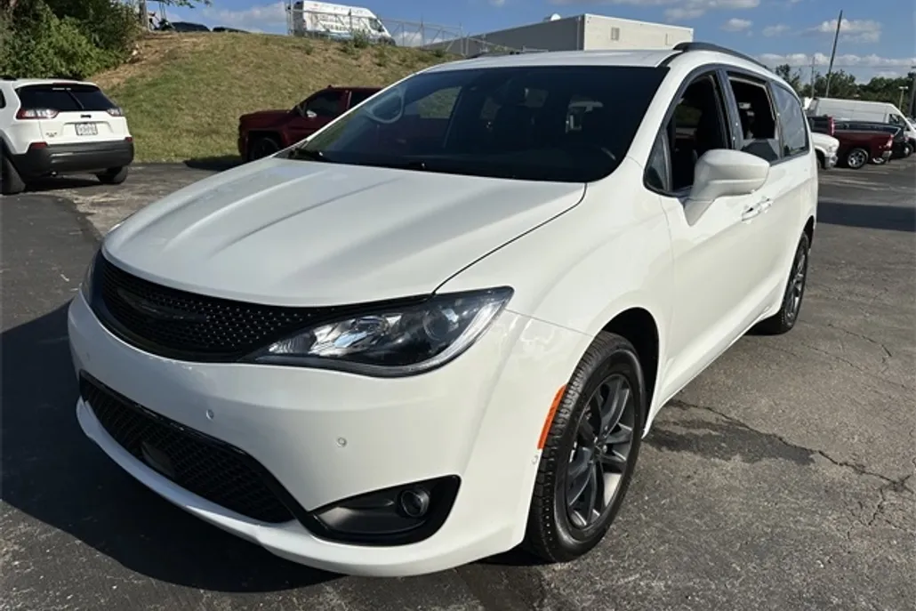 2020 Chrysler Pacifica Touring L photo 1