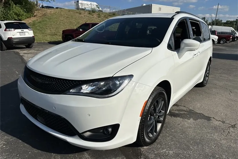 2020 Chrysler Pacifica Touring L photo 1