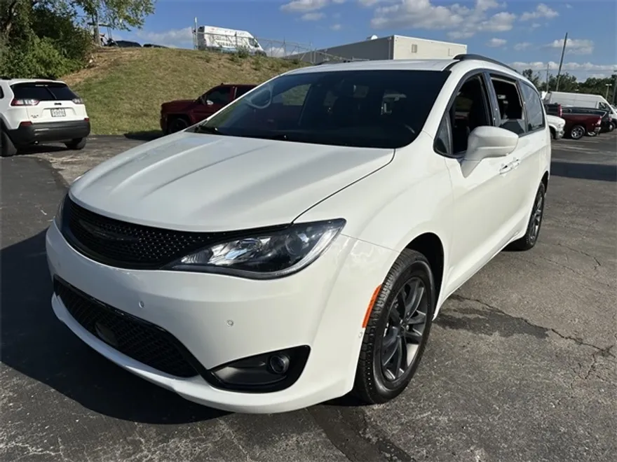 2020 Chrysler Pacifica Touring L photo 1