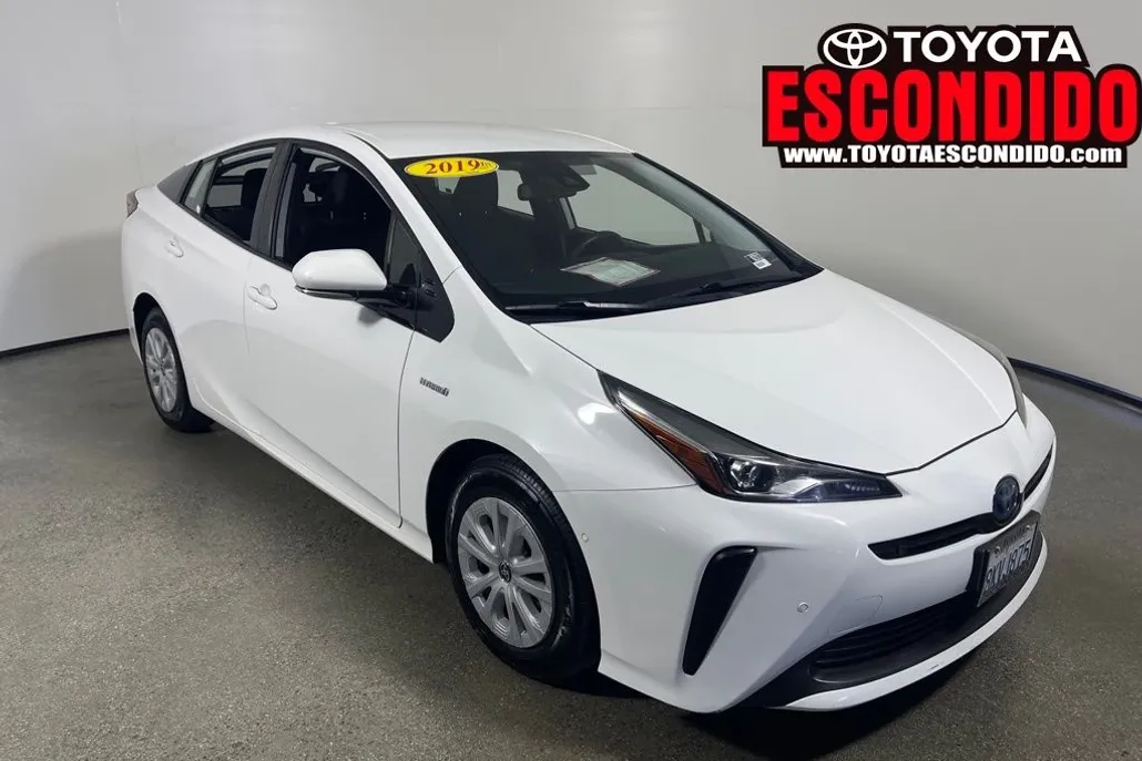 2019 Toyota Prius L photo 1