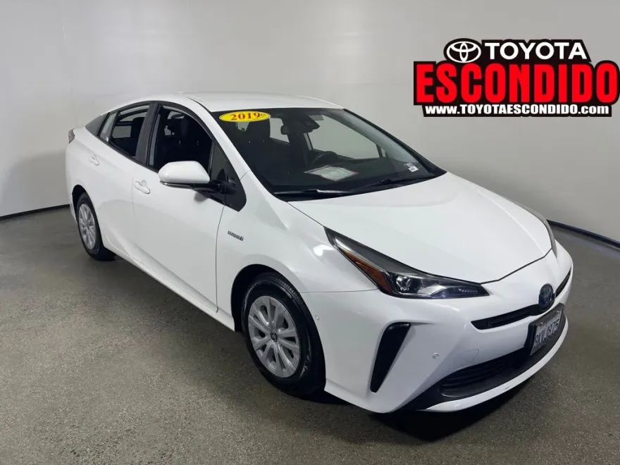2019 Toyota Prius L photo 1